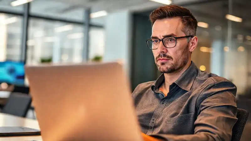 Trabajador digital en oficina moderna